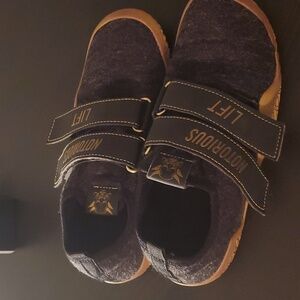 Notorious lift black & gold sumo  size 37.  Like New women's 6